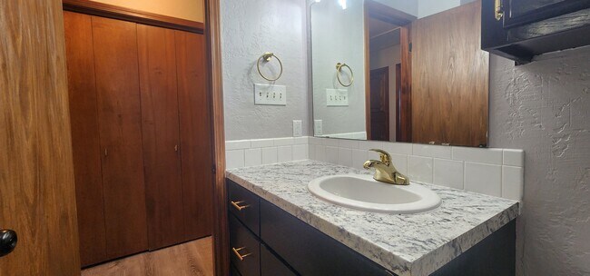 Building Photo - 907 NE Tortoise Dr