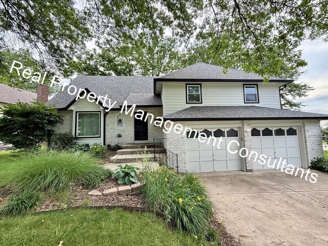 Primary Photo - Spacious 4 Bedroom Home in Shawnee Mission!