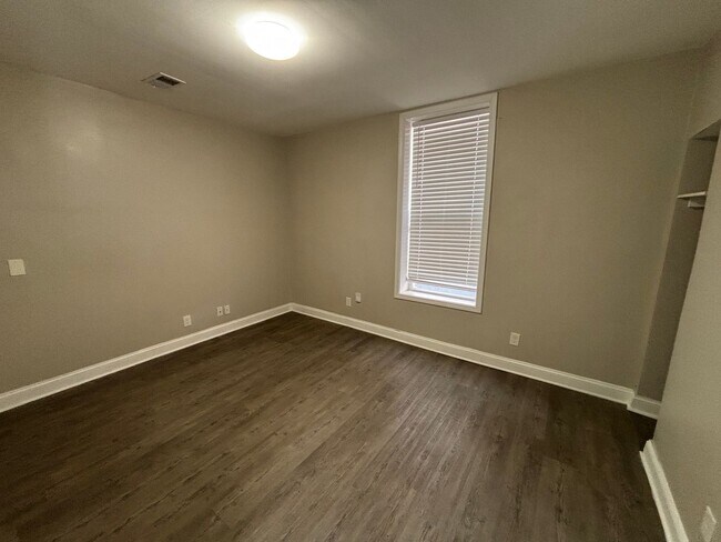 Building Photo - 2 Bed 1 Bath - Renovated single family house in the Russell neighborhood