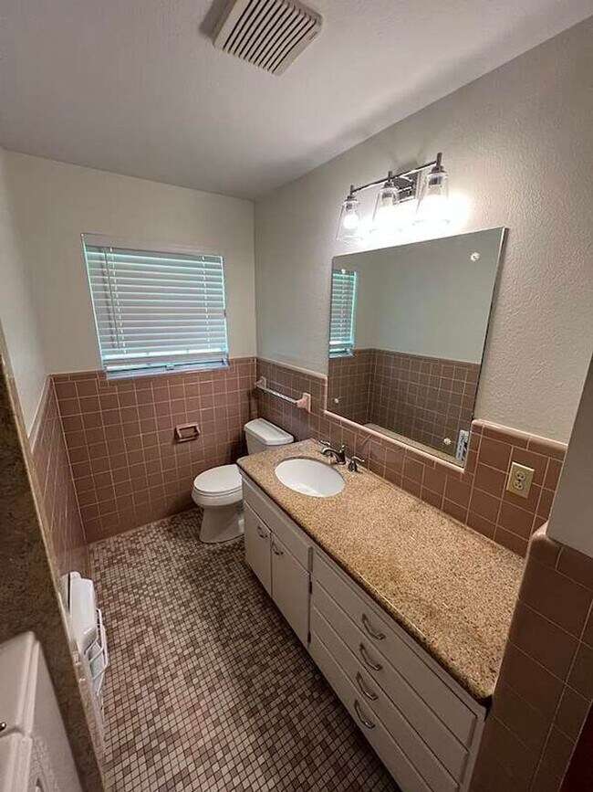 Building Photo - Baker's Historic Buffwood Subdivision, 3 bedroom, 2 bath home loaded with amenities