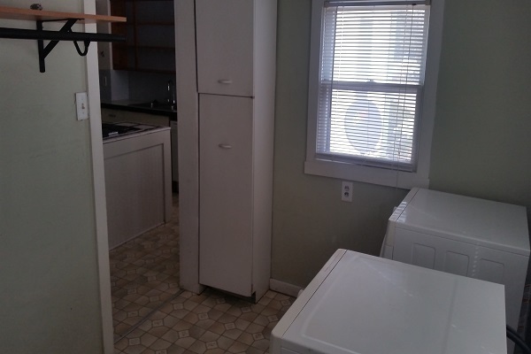 Building Photo - 3 bedroom home Washer/Dryer Included - Pre...