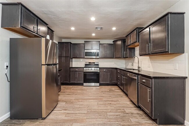 Building Photo - 7301 Skylark Ln