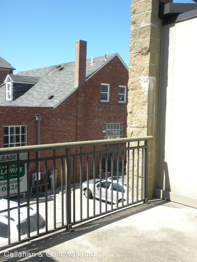 Building Photo - 1104 E Broadway