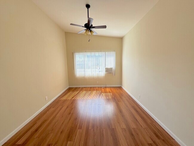 Building Photo - 521 S Manhattan Pl