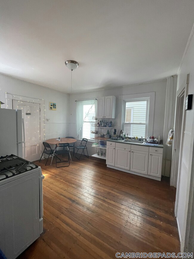 Building Photo - 8 Clary St