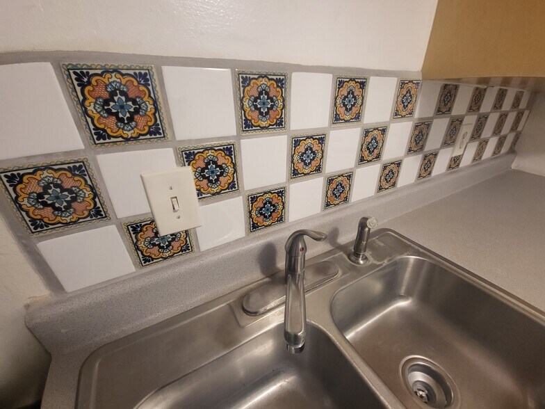 Kitchen tiles - 1510 Fruit Ave NW