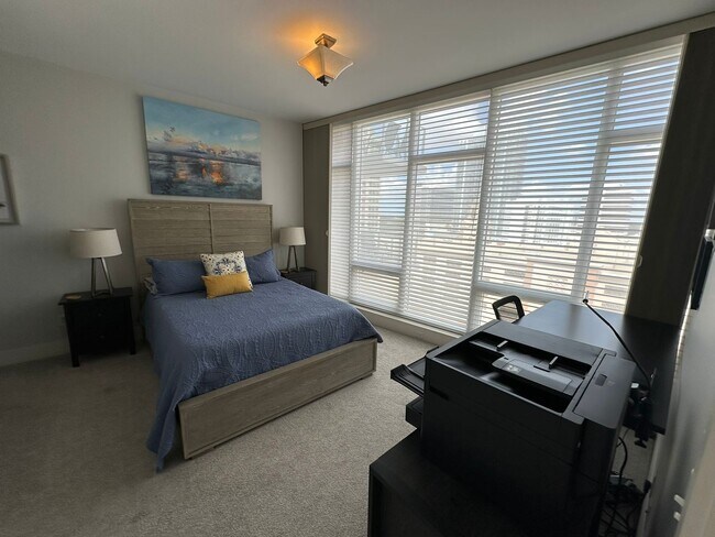 Building Photo - Unfurnished Annual DOWNTOWN ST. PETE - SIG...