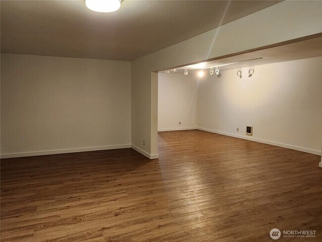 Building Photo - 8542 Battle Point Dr NE