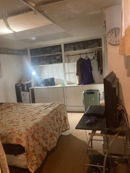 Full size bed fits well plenty room - 764 Lenore Ln