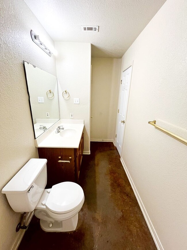 Building Photo - 1913 Charleston Ct