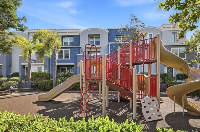 Building Photo - Point Loma, "The Bay" 2 bed 2 Bath Townhome now available! Amazing amenities, don't miss out