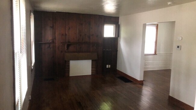 Building Photo - 3861 Far Hills Ave
