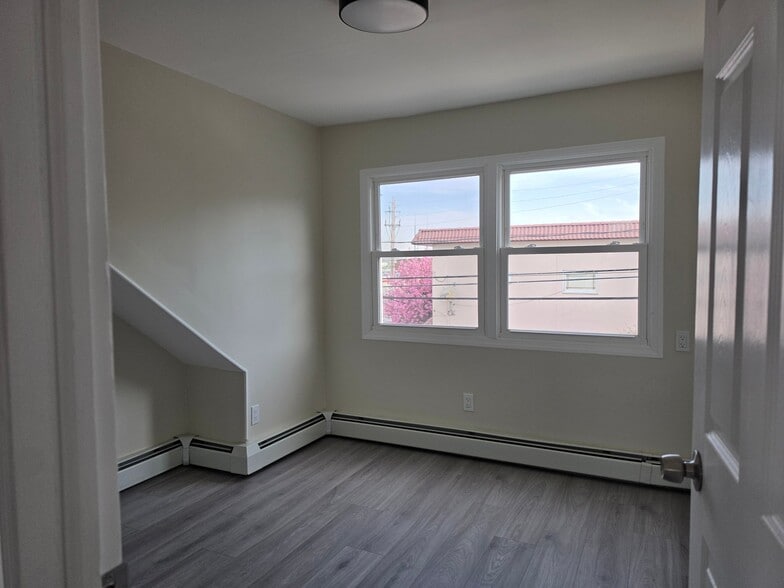 Building Photo - 1615 78th St