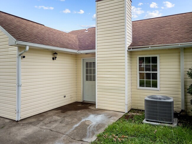 Building Photo - 1020 Furia Dr