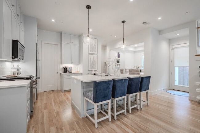 Building Photo - 4551 Fairway Ave