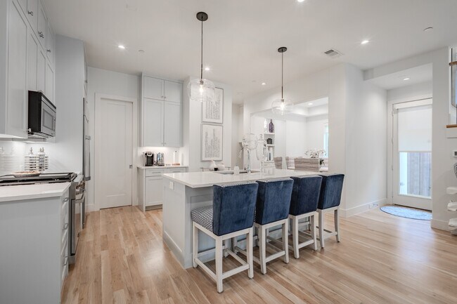 Building Photo - Open Concept custom build by Hudson Co in Highland Park!