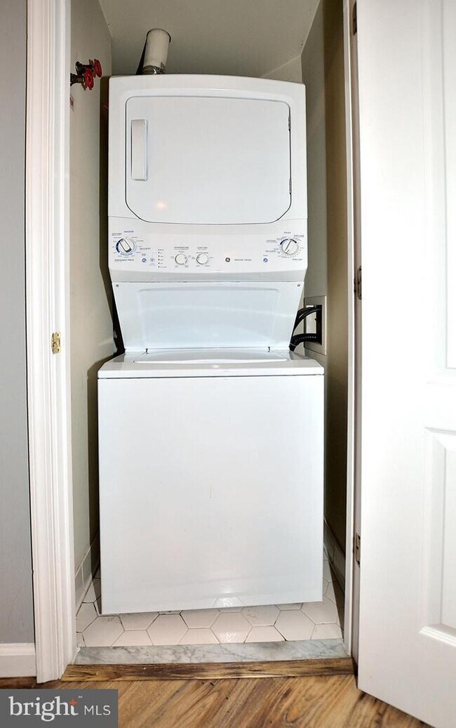 Building Photo - 6940 Fairfax Dr