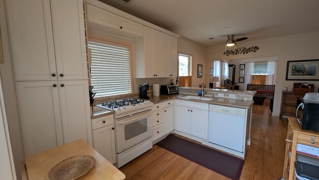 Building Photo - Quaint Historical Home near Downtown Pacif...