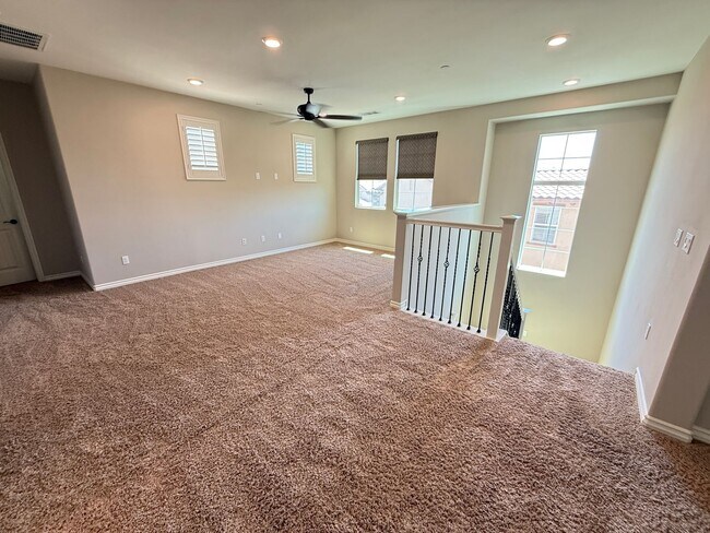Building Photo - 29052 W Hills Dr