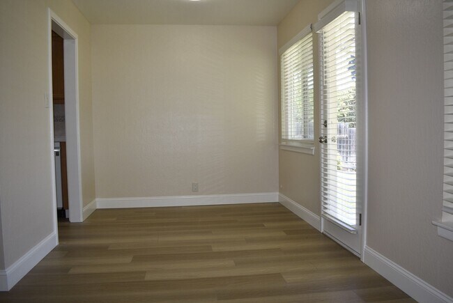 Building Photo - 5150 Oak Leaf Ave