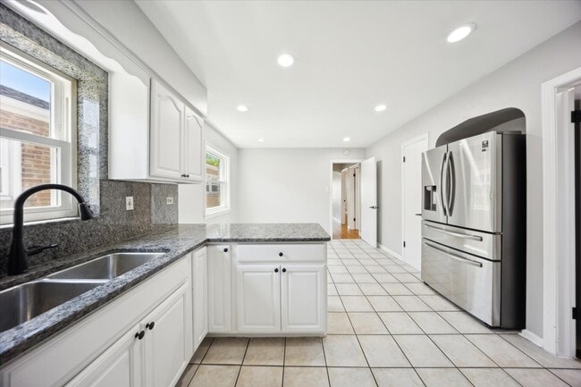 Building Photo - 6039 S Narragansett Ave