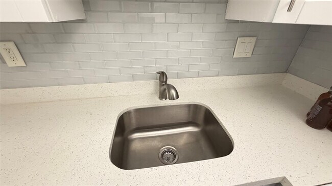 Building Photo - 3040 NE 16th Ave