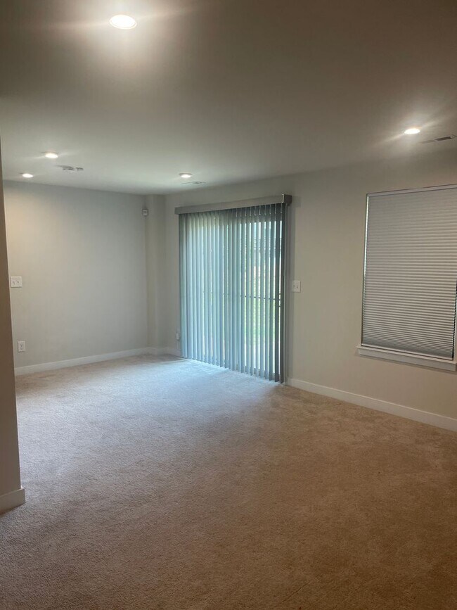 Building Photo - Luxury 3BR Townhome in Langtree- Modern Finishes & Prime Location!