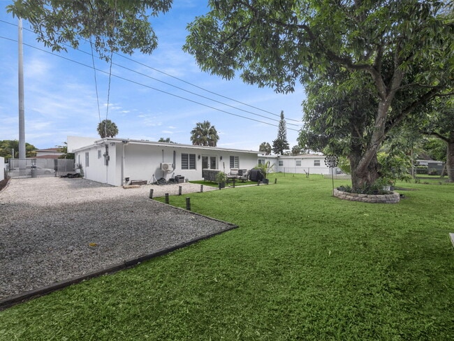 Building Photo - 520 NE 135th St