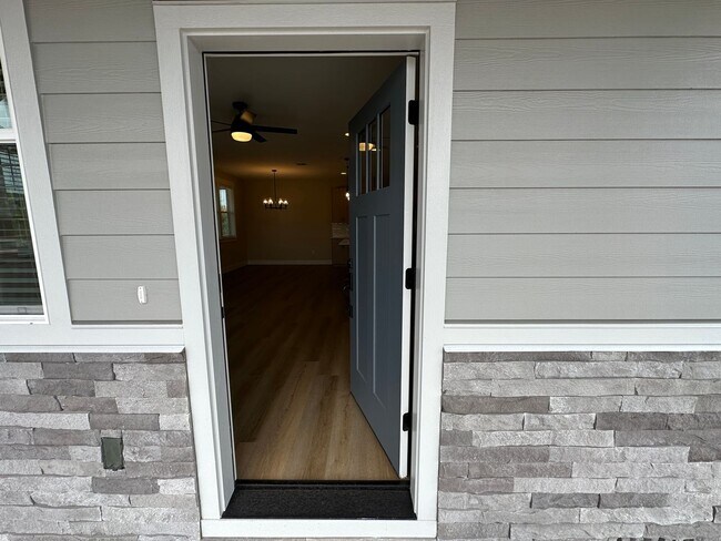 Building Photo - 616