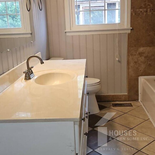 Building Photo - 423 Rollingwood Dr