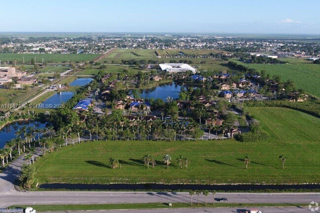 Building Photo - 2000 S Main St