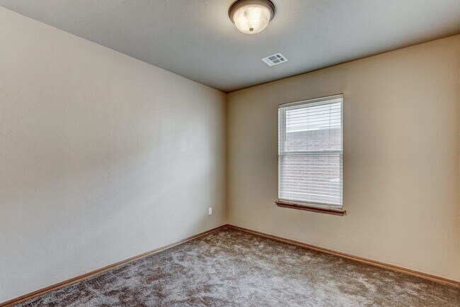 Building Photo - AVAILABLE 3-15-2020  FOR OCCUPANCY IN YUKON, MUSTANG SCHOOLS!