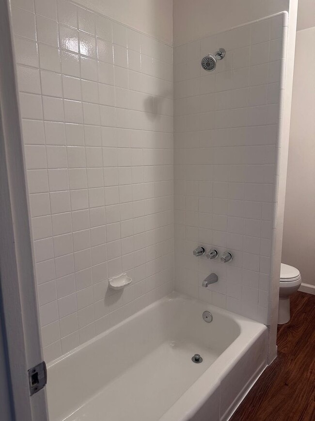Building Photo - Charming Two Bedroom / One Bath Home! Very...