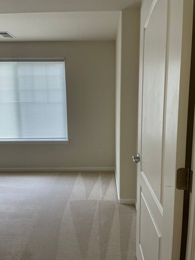 Building Photo - 2 bed/2 bath 2nd-floor condo in Lakeshores at Centerra.