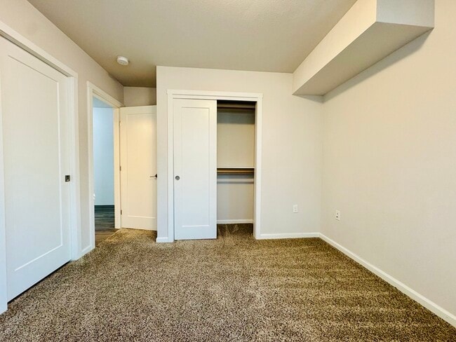 Building Photo - 6 E 12th Ave