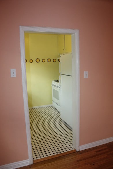 Kitchen w/ceramic tile floor - 2322 E 2nd St
