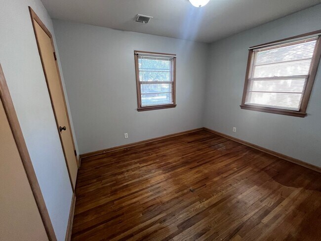 Building Photo - 3 Bedroom / 1 Bath House
