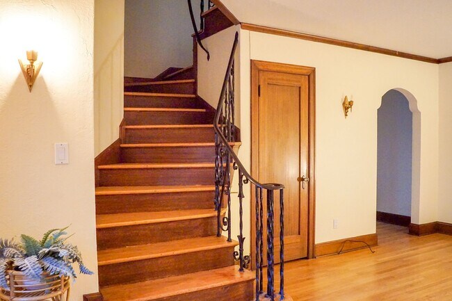 Building Photo - 1931 West Hills Two Bedroom Townhouse Available Soon!