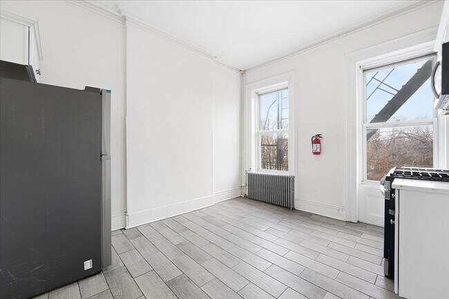 Building Photo - 289 Forrest St