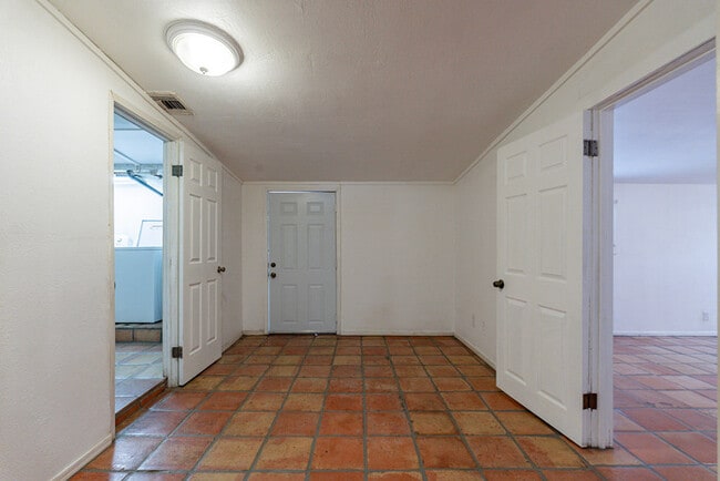 Building Photo - 1025 W 12th Pl