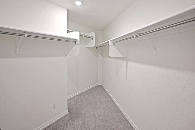 Building Photo - 512 Dakota Crk