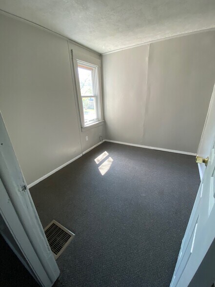 Building Photo - 904 N Pine St