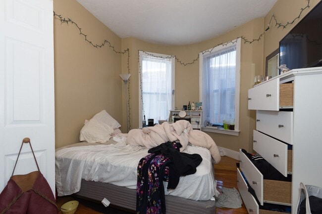 Building Photo - 4-Bedroom Apartment in Allston | 9/1 Move-In | Student Friendly