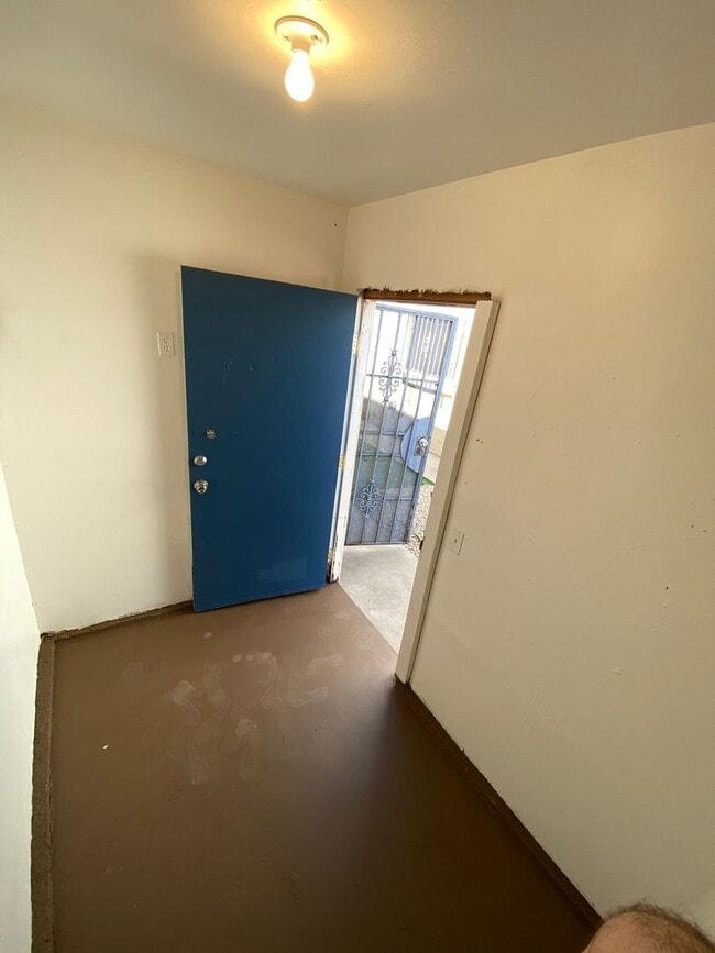 Building Photo - Remodeled 3 Bedroom 1 Bath Plus Single Car Garage