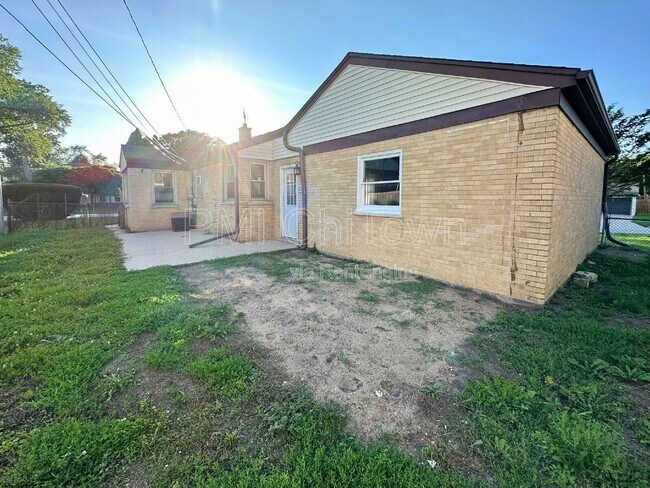 Building Photo - 1409 E Lincoln Ave