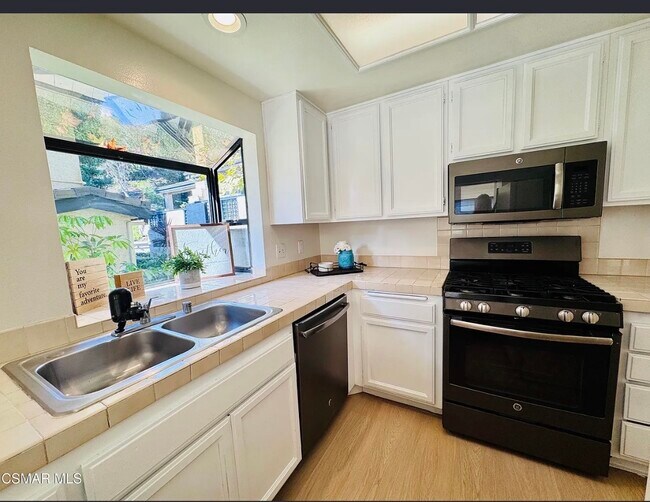 Building Photo - 5714 Skyview Way