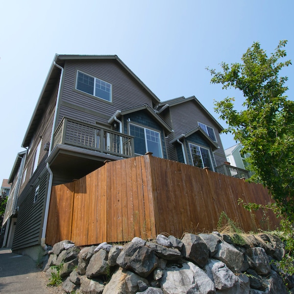 Building Photo - Beautiful 3 bed/2.5 bath townhome in North...