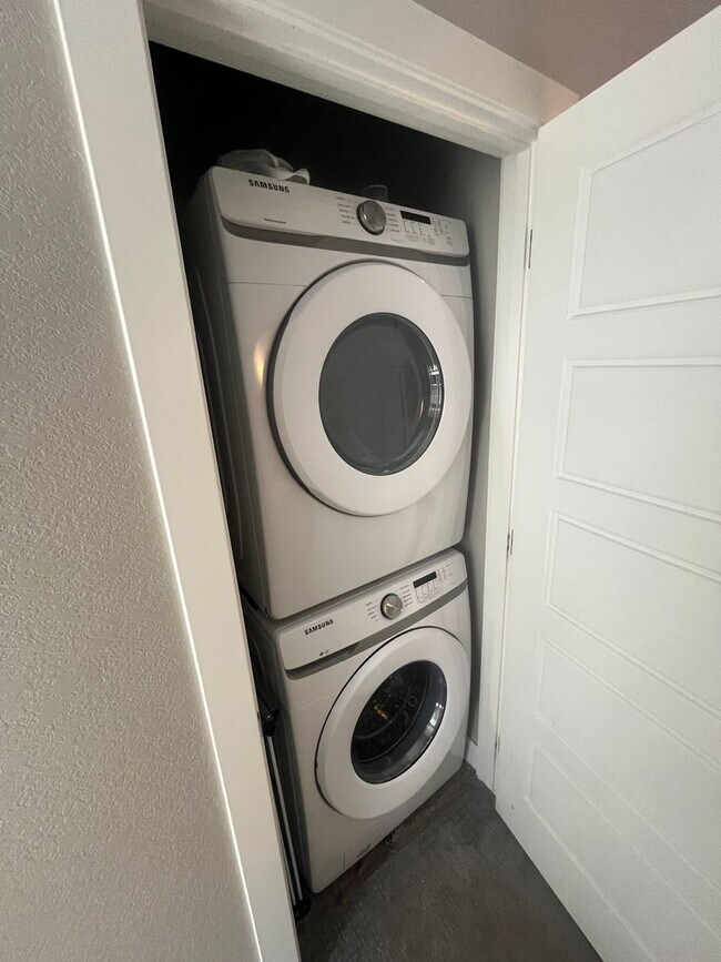 Building Photo - 2 Bed, 1 Bath Townhouse with Roof Top Deck