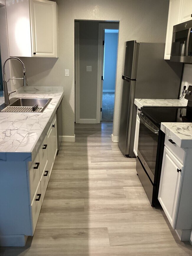 Building Photo - BEAUTIFUL - REMODELED 2 BEDROOM/1 BATH CON...