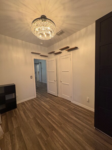 Building Photo - 624 S Pine St